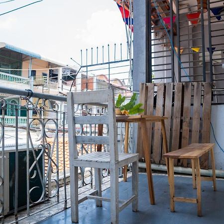 Sacred Lotus - Vegan Cafe X Hostel พนมเปญ ภายนอก รูปภาพ