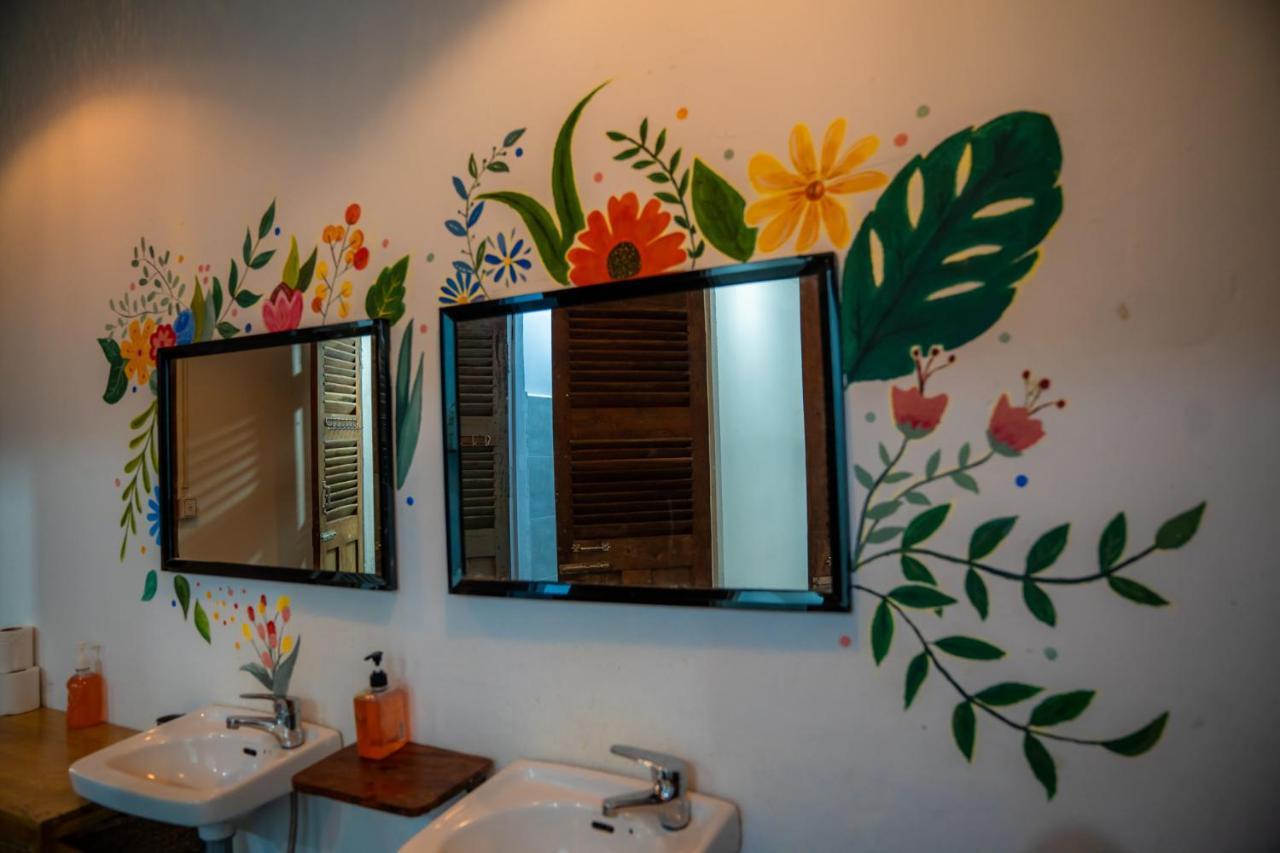 Sacred Lotus - Vegan Cafe X Hostel พนมเปญ ภายนอก รูปภาพ