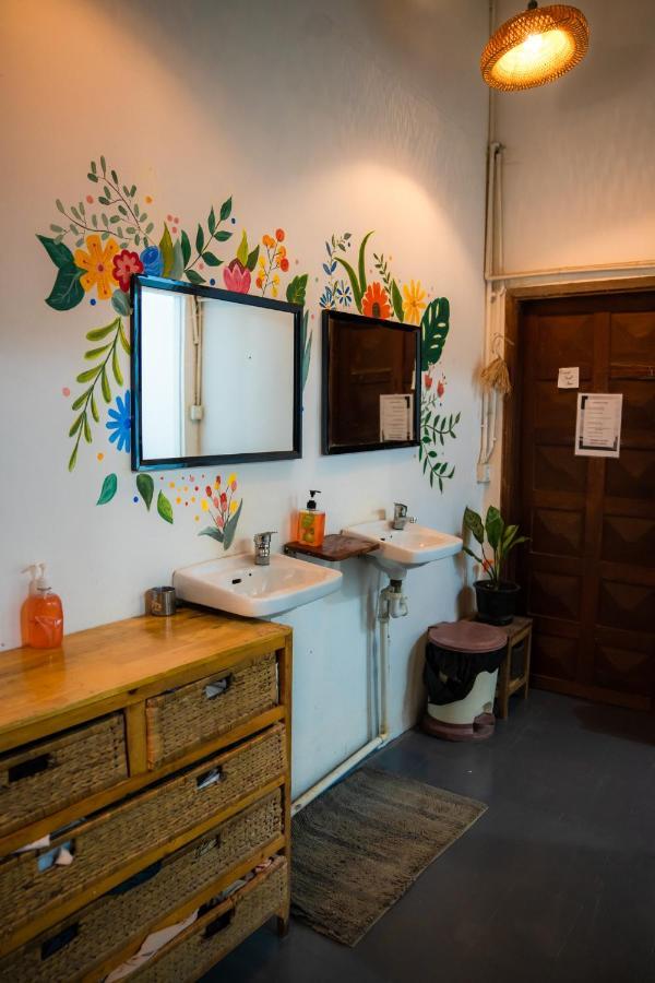 Sacred Lotus - Vegan Cafe X Hostel พนมเปญ ภายนอก รูปภาพ