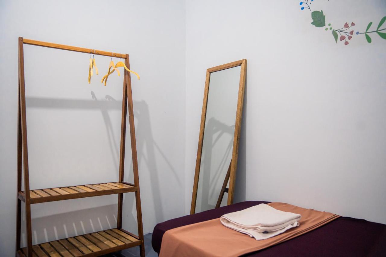 Sacred Lotus - Vegan Cafe X Hostel พนมเปญ ภายนอก รูปภาพ