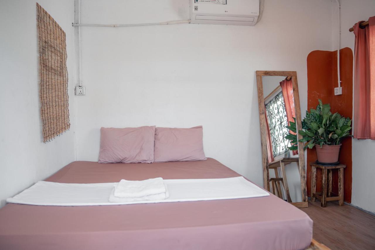 Sacred Lotus - Vegan Cafe X Hostel พนมเปญ ภายนอก รูปภาพ
