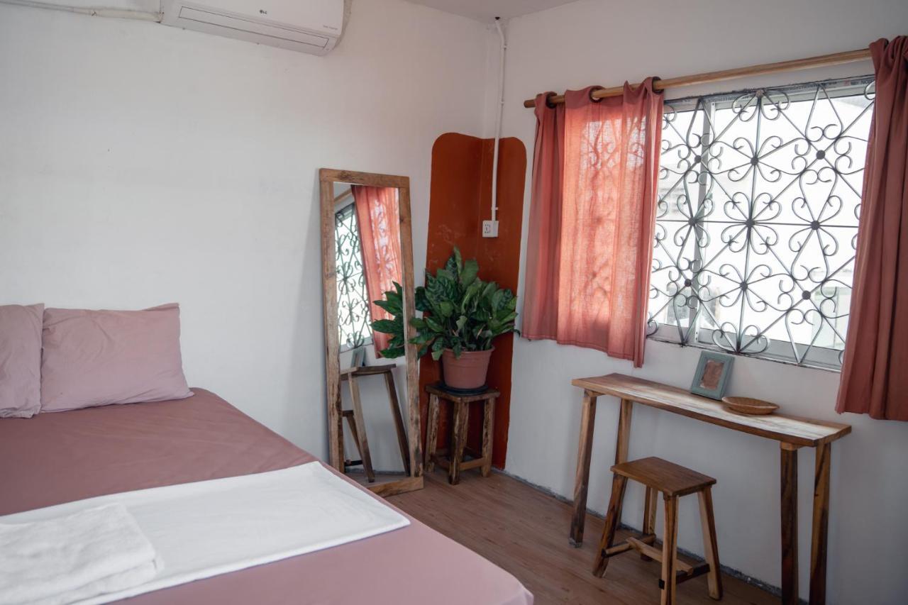 Sacred Lotus - Vegan Cafe X Hostel พนมเปญ ภายนอก รูปภาพ