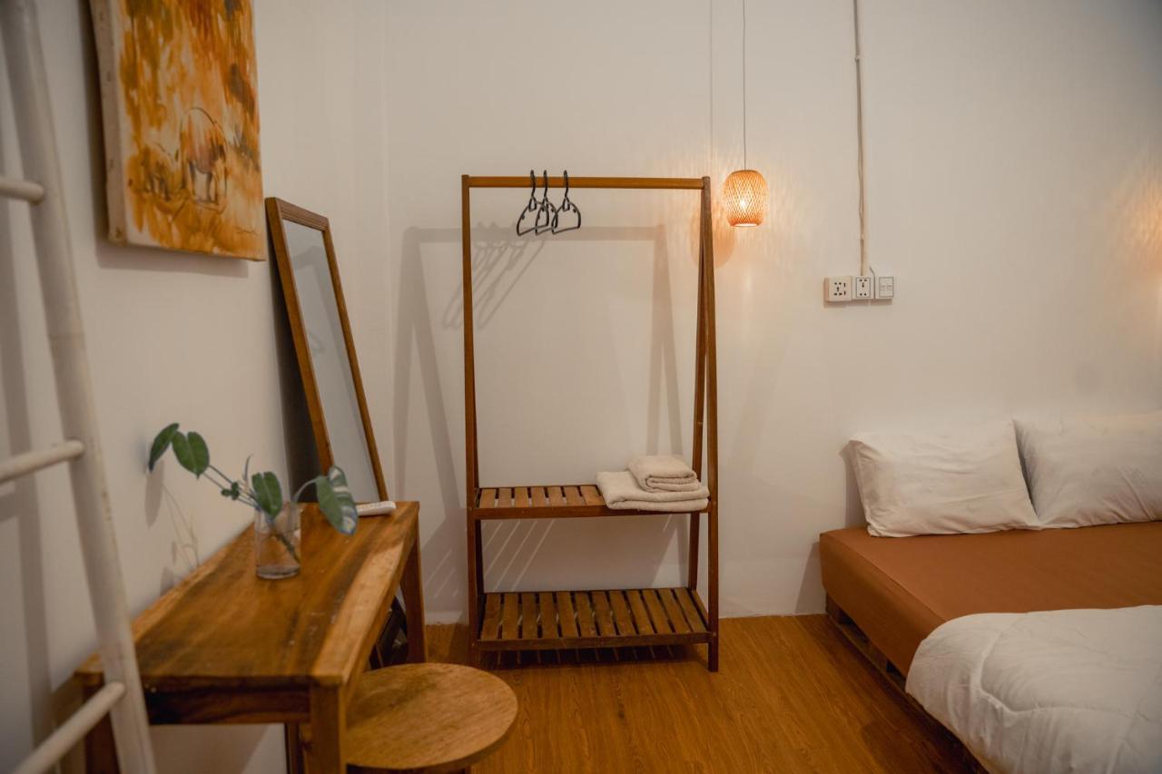 Sacred Lotus - Vegan Cafe X Hostel พนมเปญ ภายนอก รูปภาพ