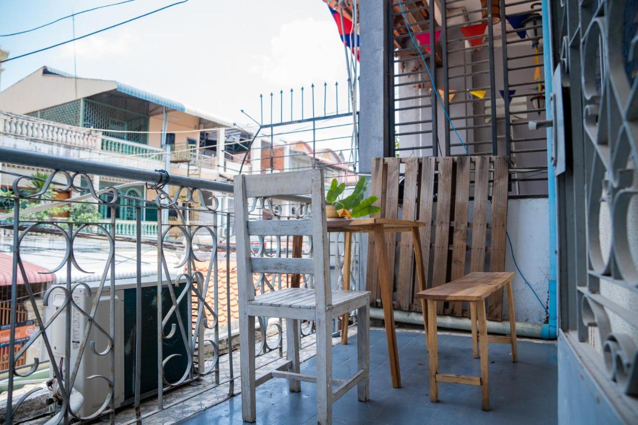 Sacred Lotus - Vegan Cafe X Hostel พนมเปญ ภายนอก รูปภาพ