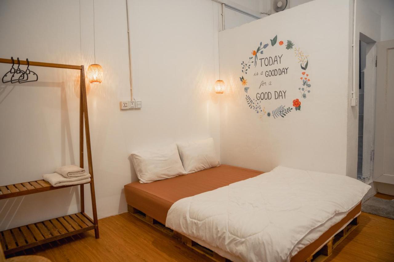 Sacred Lotus - Vegan Cafe X Hostel พนมเปญ ภายนอก รูปภาพ