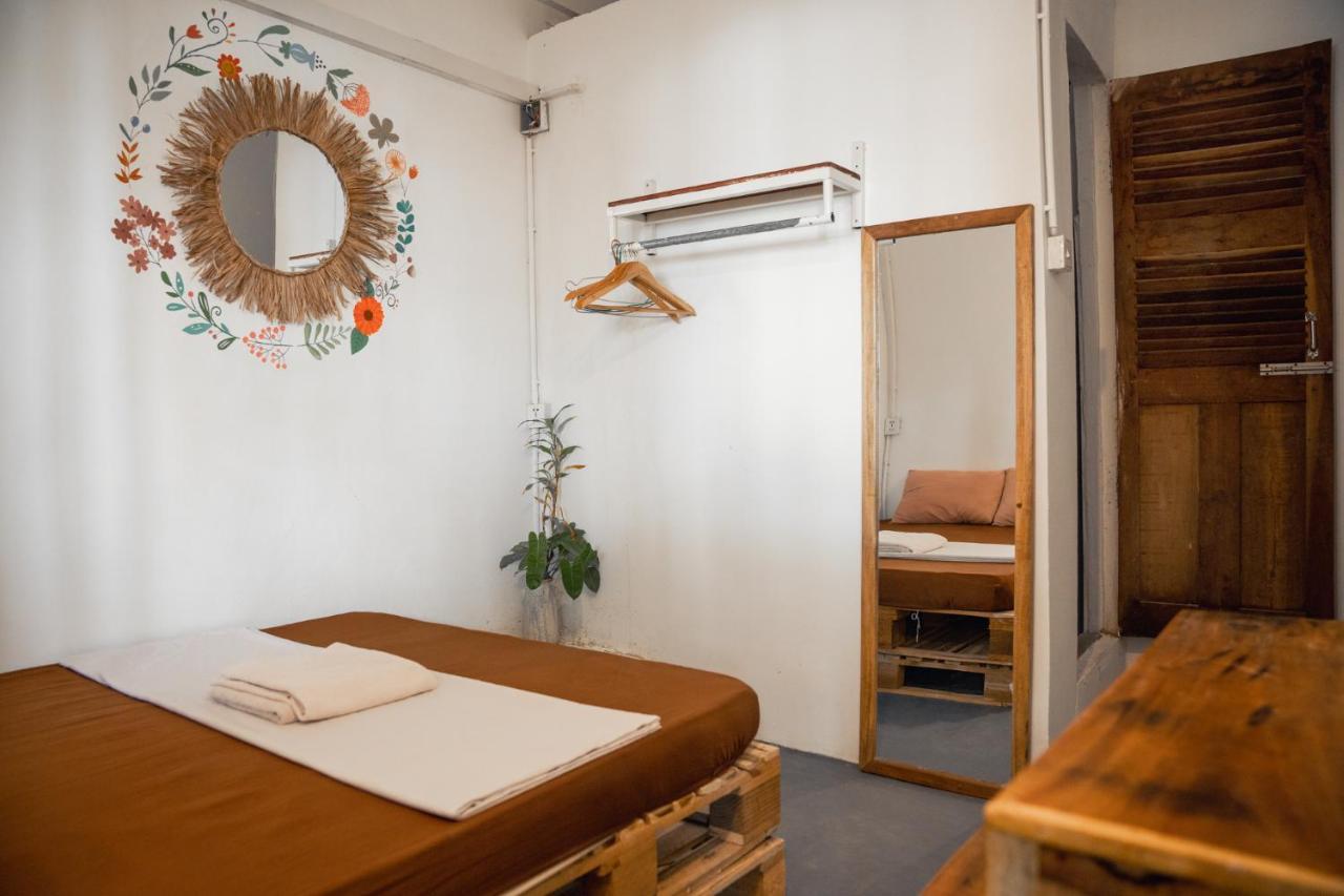 Sacred Lotus - Vegan Cafe X Hostel พนมเปญ ภายนอก รูปภาพ
