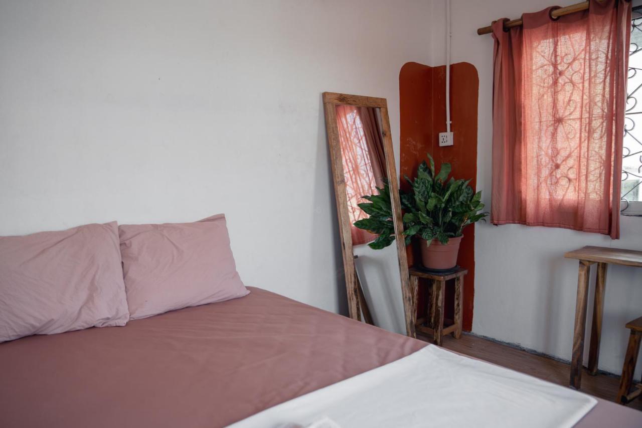 Sacred Lotus - Vegan Cafe X Hostel พนมเปญ ภายนอก รูปภาพ