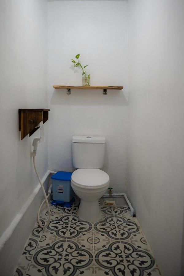 Sacred Lotus - Vegan Cafe X Hostel พนมเปญ ภายนอก รูปภาพ