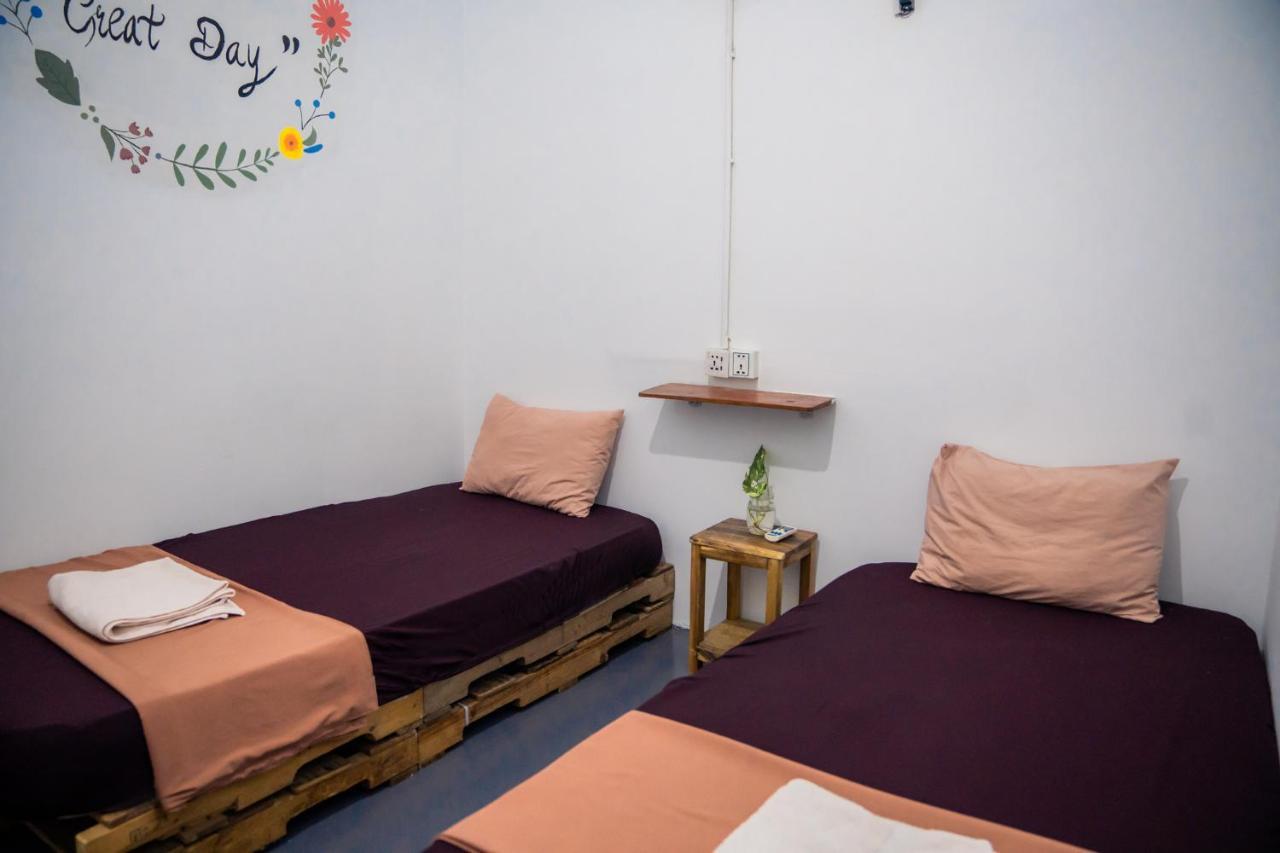 Sacred Lotus - Vegan Cafe X Hostel พนมเปญ ภายนอก รูปภาพ