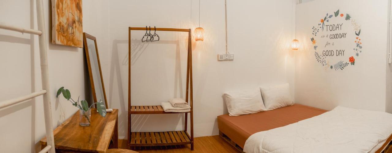 Sacred Lotus - Vegan Cafe X Hostel พนมเปญ ภายนอก รูปภาพ