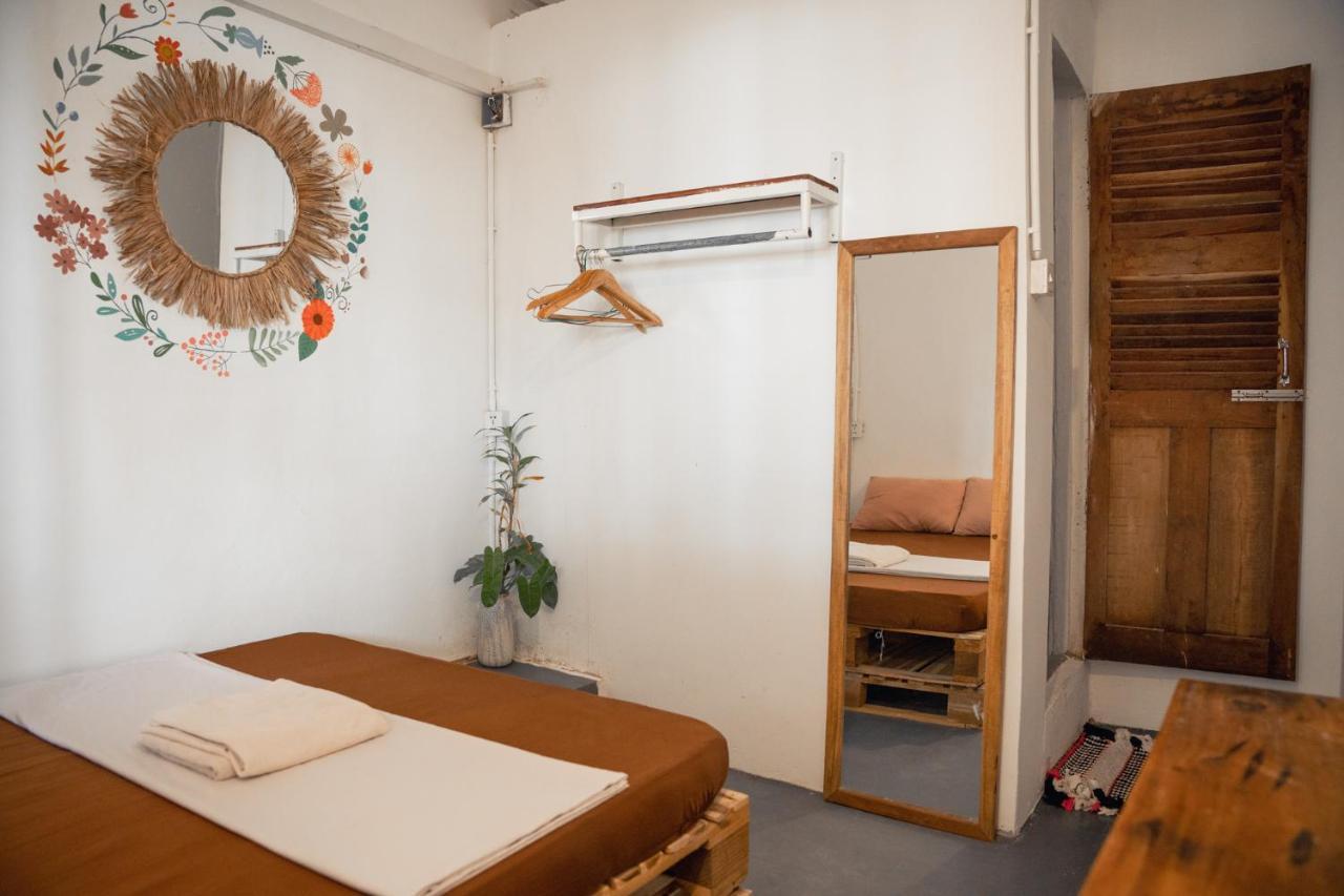 Sacred Lotus - Vegan Cafe X Hostel พนมเปญ ภายนอก รูปภาพ