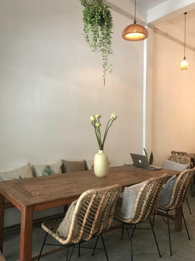 Sacred Lotus - Vegan Cafe X Hostel พนมเปญ ภายนอก รูปภาพ