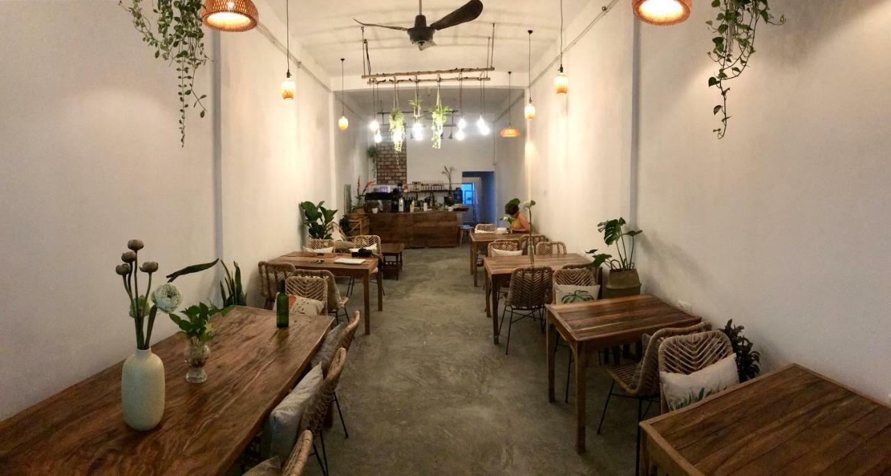 Sacred Lotus - Vegan Cafe X Hostel พนมเปญ ภายนอก รูปภาพ