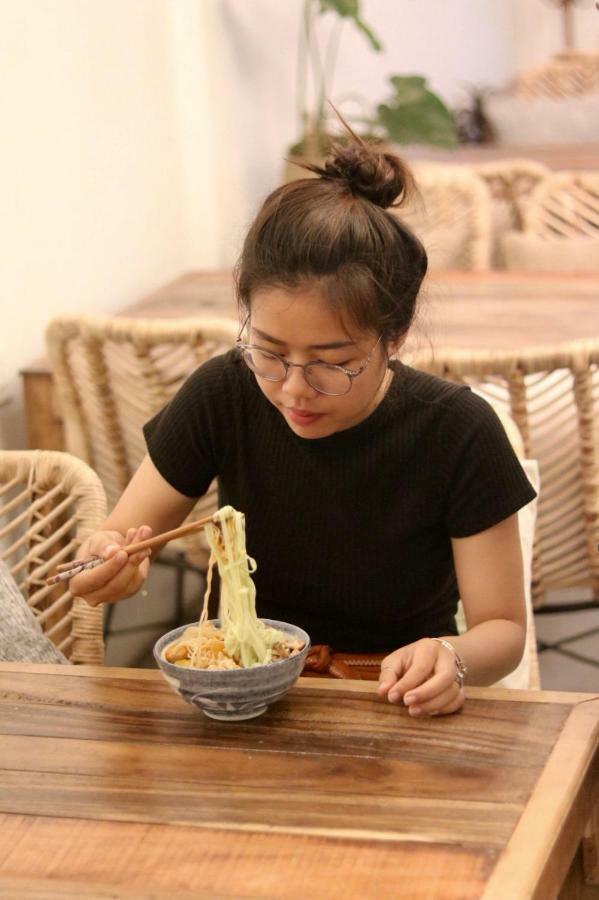 Sacred Lotus - Vegan Cafe X Hostel พนมเปญ ภายนอก รูปภาพ