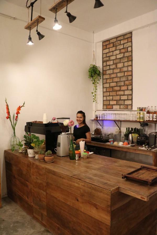 Sacred Lotus - Vegan Cafe X Hostel พนมเปญ ภายนอก รูปภาพ