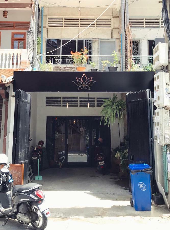 Sacred Lotus - Vegan Cafe X Hostel พนมเปญ ภายนอก รูปภาพ